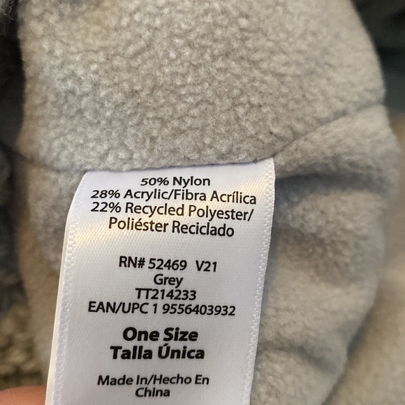 Gray beanie with puff ball one size - Picture 4 of 4